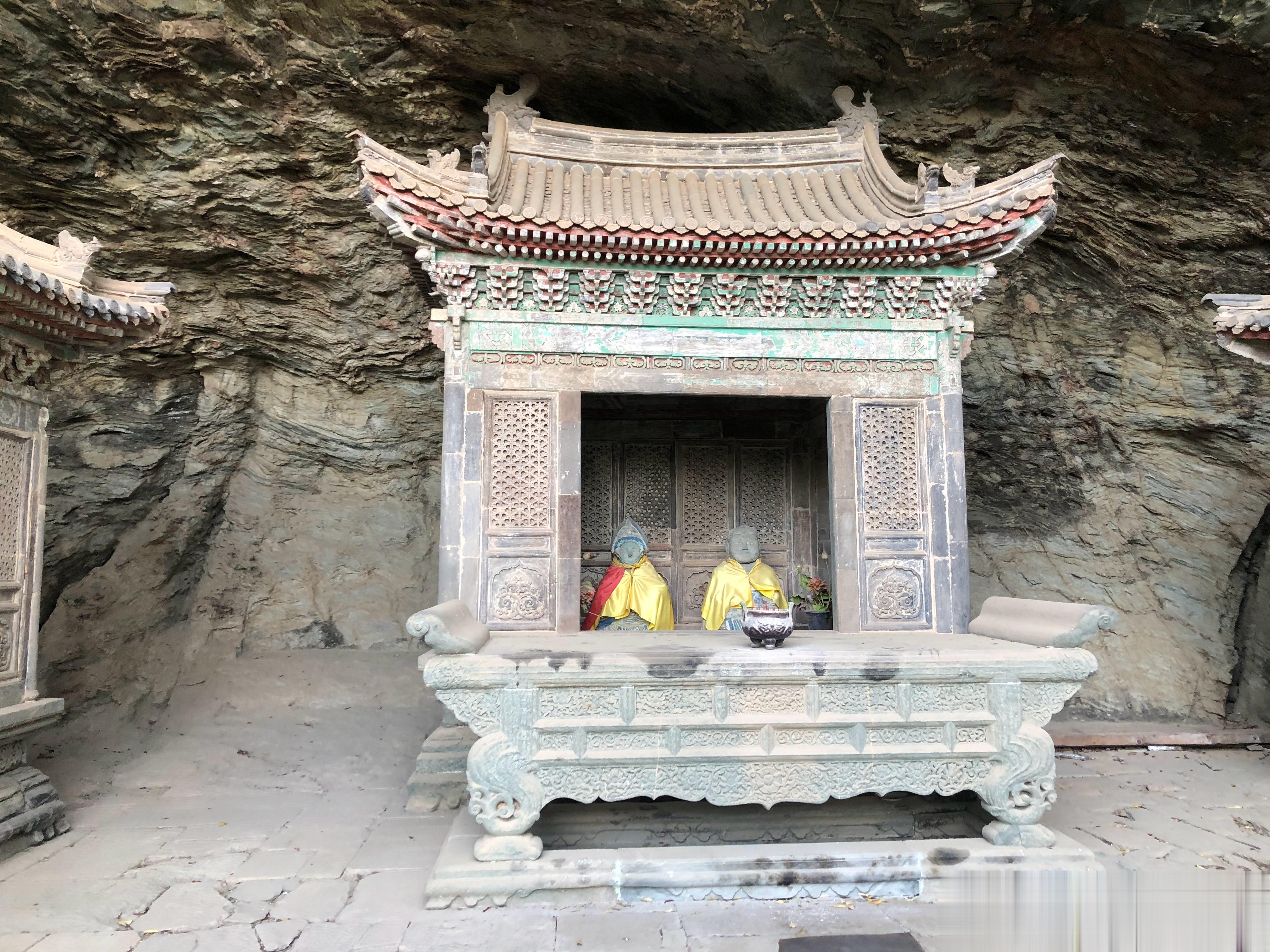 武当山有明代早期的颜料彩画3处、铜刻彩画1处、琉璃彩画N处、石刻彩画1处，还有一