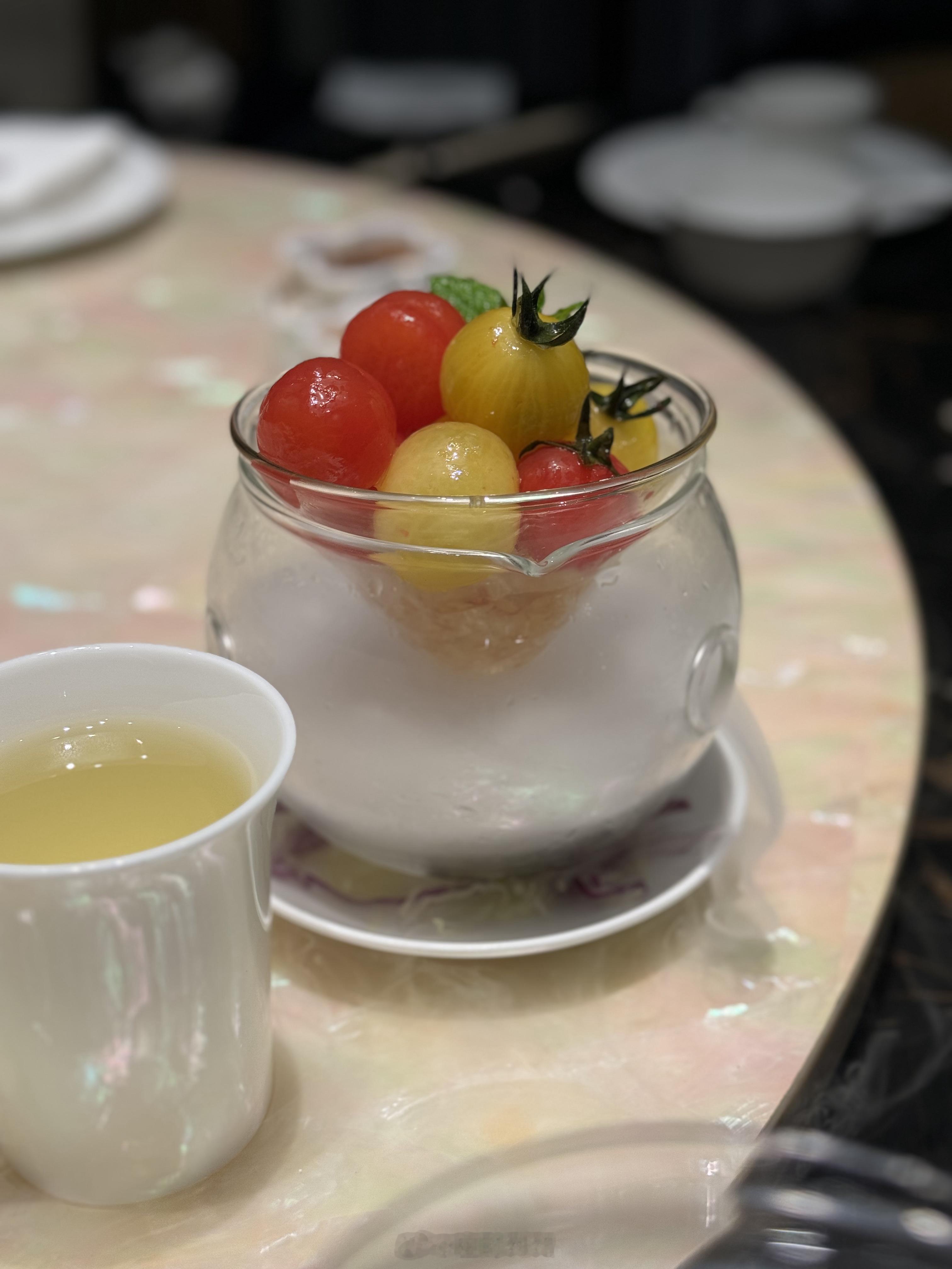 跟来吃瑰茶厅。这家出品不错，几道菜都好吃，猪扒包非常棒。  ​​​