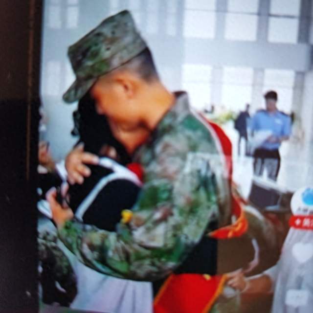 妹妹送哥哥 上一秒平静微笑 下一秒破防大哭