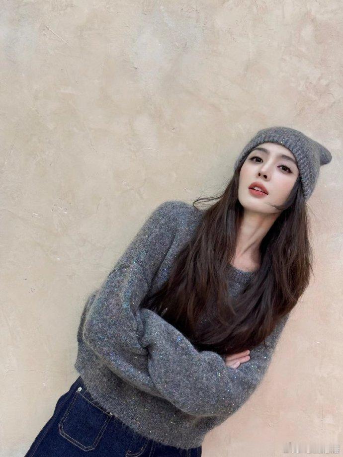 娜扎要穿厚厚的哦 看到娜扎的厚衣穿搭，感觉冬天也没那么可怕了。咱也穿上厚衣服，和