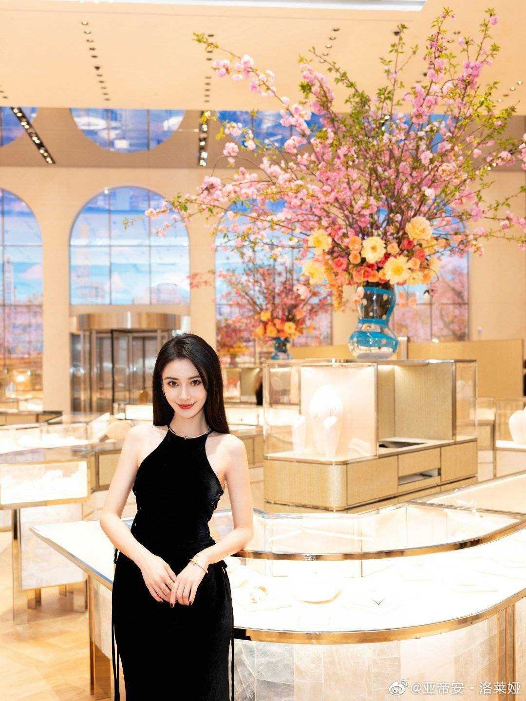 angelababy angelababy 人群自动退成布景，像被风吹散的铅笔画