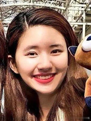 赵露思近期造型风格多变，引发审美争议。有人觉得她失去个人特色，陷入盲目跟风的审美