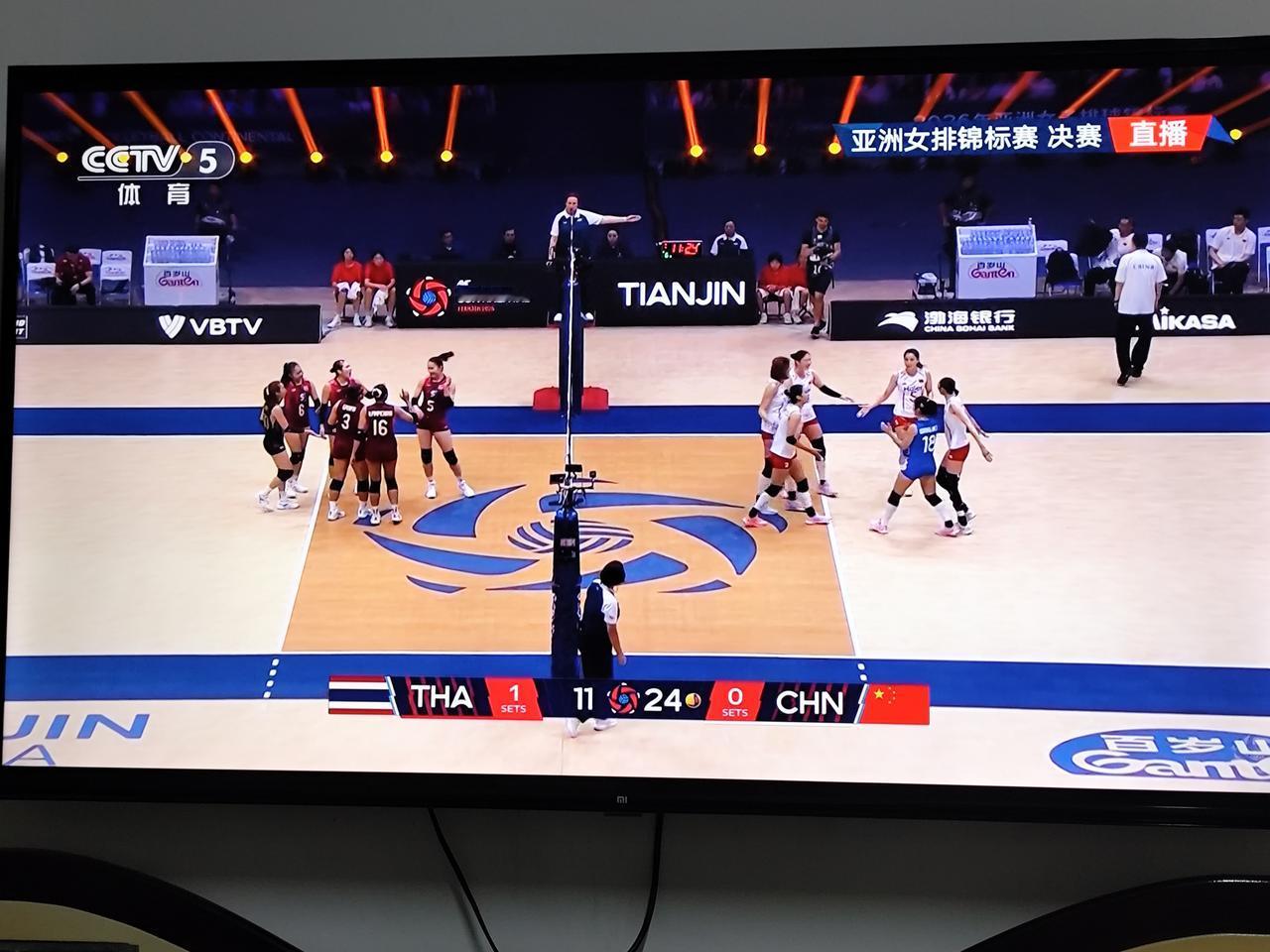 第二局中国女排调换了首发阵容，以25：11大比分战胜泰国女排扳回一局，目前双方1