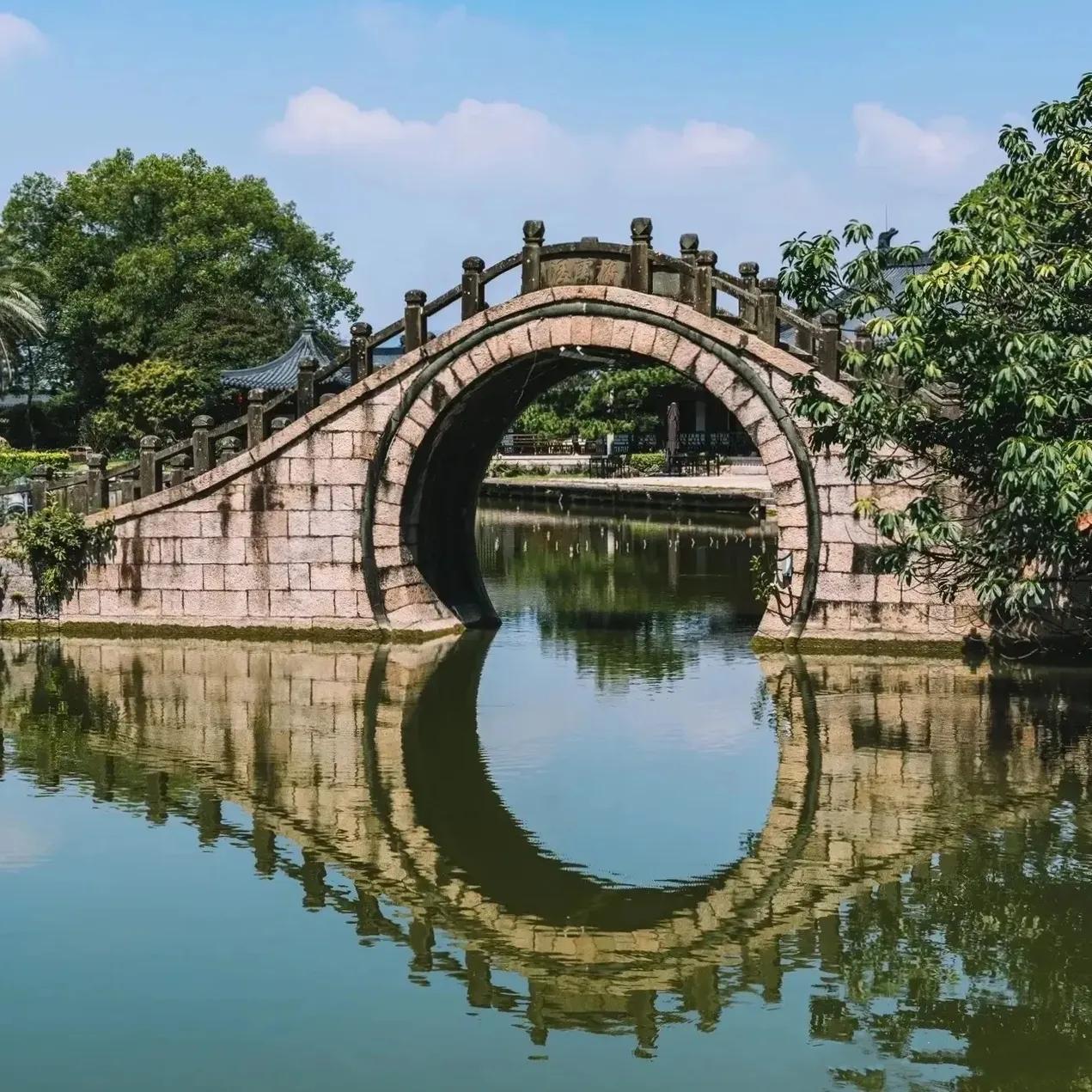 有人总在哀叹：昔日的亲密好友，如今渐行渐远，成了最熟悉的陌生人，冷漠无情。
其实