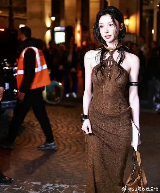 好奇这种衣服是怎么穿进去的？再这样下去易梦玲真的可以进军娱乐圈了 