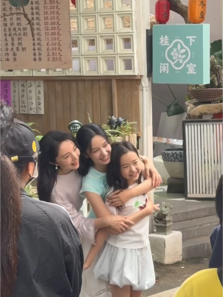 三个人好有爱的画面小酒窝是来探班妈妈和也子新剧的嘛小酒窝探班周也董璇周也小酒窝同