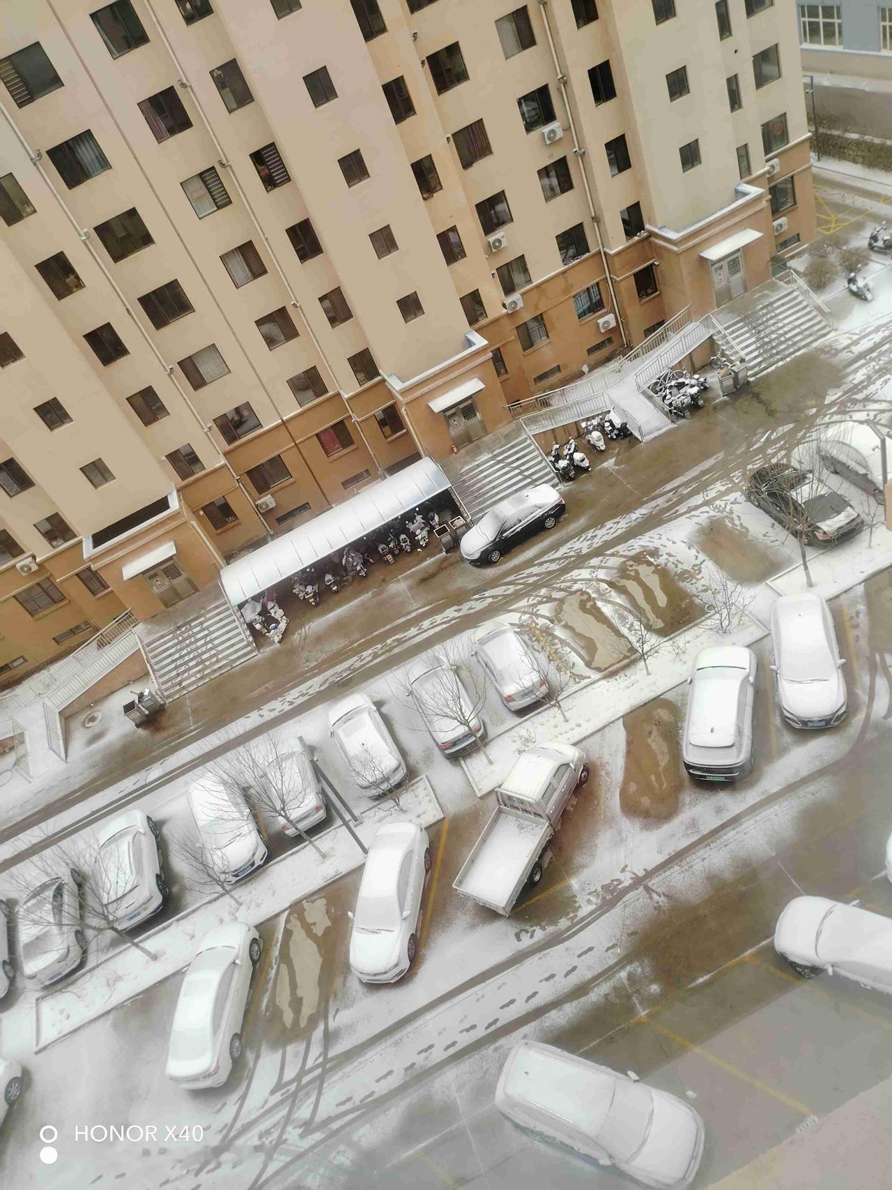 我的今日状态：😁轻松愉快
我这里的天气：❄️下雪
今日降温，下雪了！