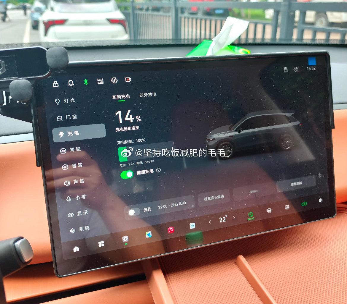 大电池缓解了多少焦虑超级车主    以前新能源车主的出行字典里总绕不开两个词：“