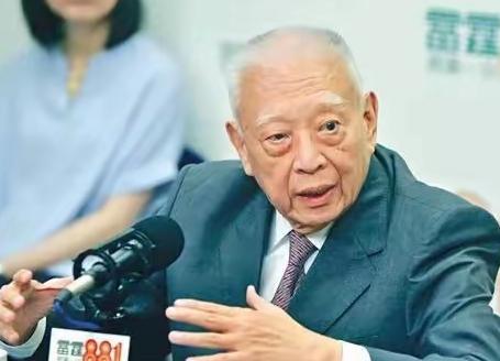 老先生离开人世了，
最伤心的就是他相濡以沫的妻子。
两人年少相识、异國相知，一路