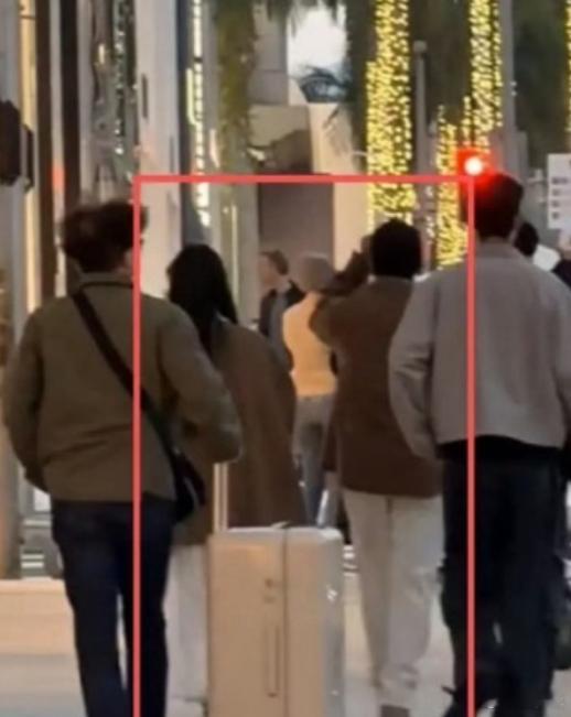 25日引发热议。刚刚，林俊杰更新快拍，配图上写着：“有人问我为何悄无声息地与某些