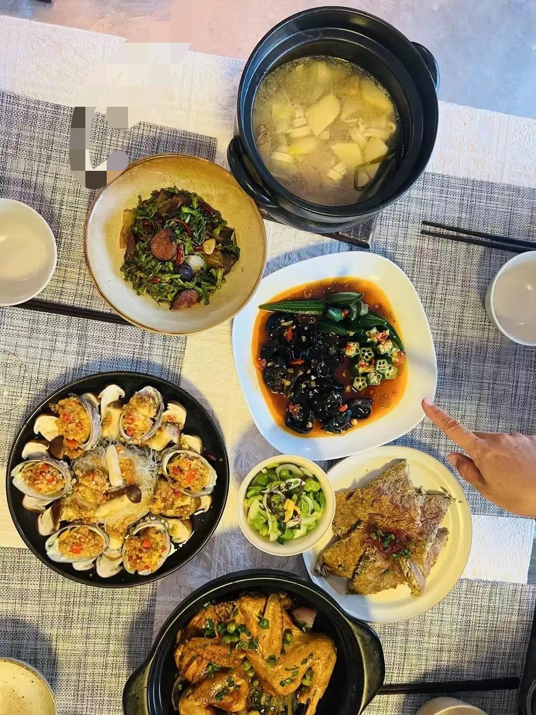 儿子让我滚，我收拾好小包袱，立马就滚了。当然了，我滚之前，还和儿子说了一句话，我