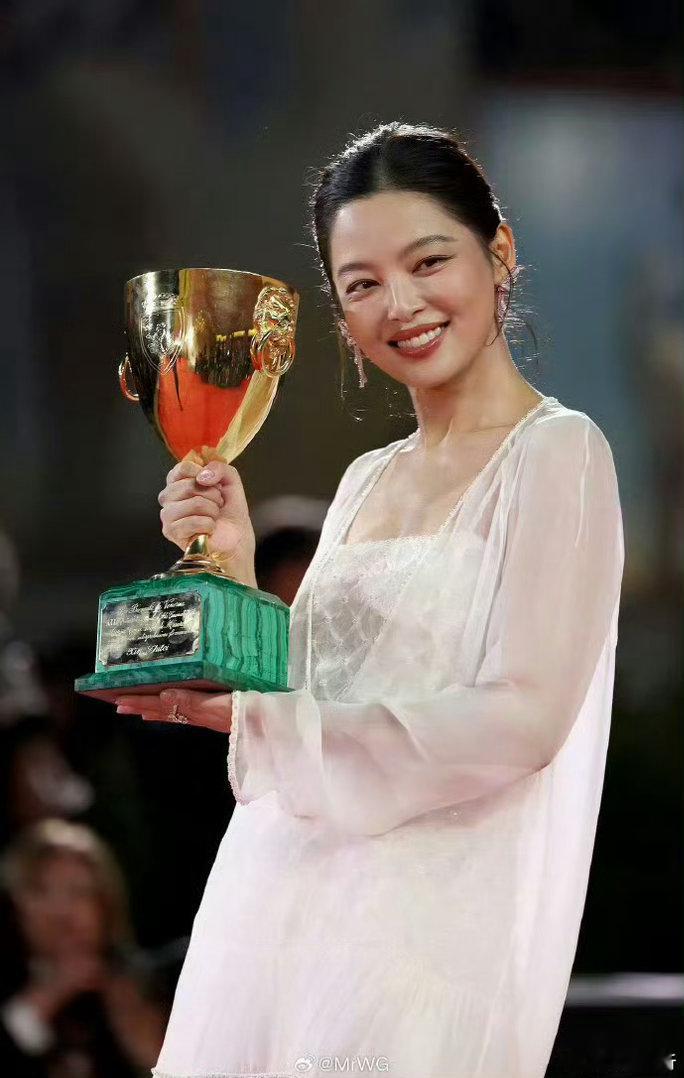辛芷蕾上影节主竞赛评委辛芷蕾再度获得行业认可，受邀担任上影节主竞赛评委，沉稳实力