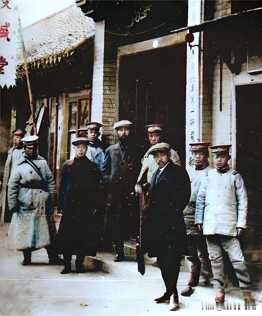 1915年夏末之际，孙中山先生在东京隆重召集各部部长会议，作出了在国内组建中华革