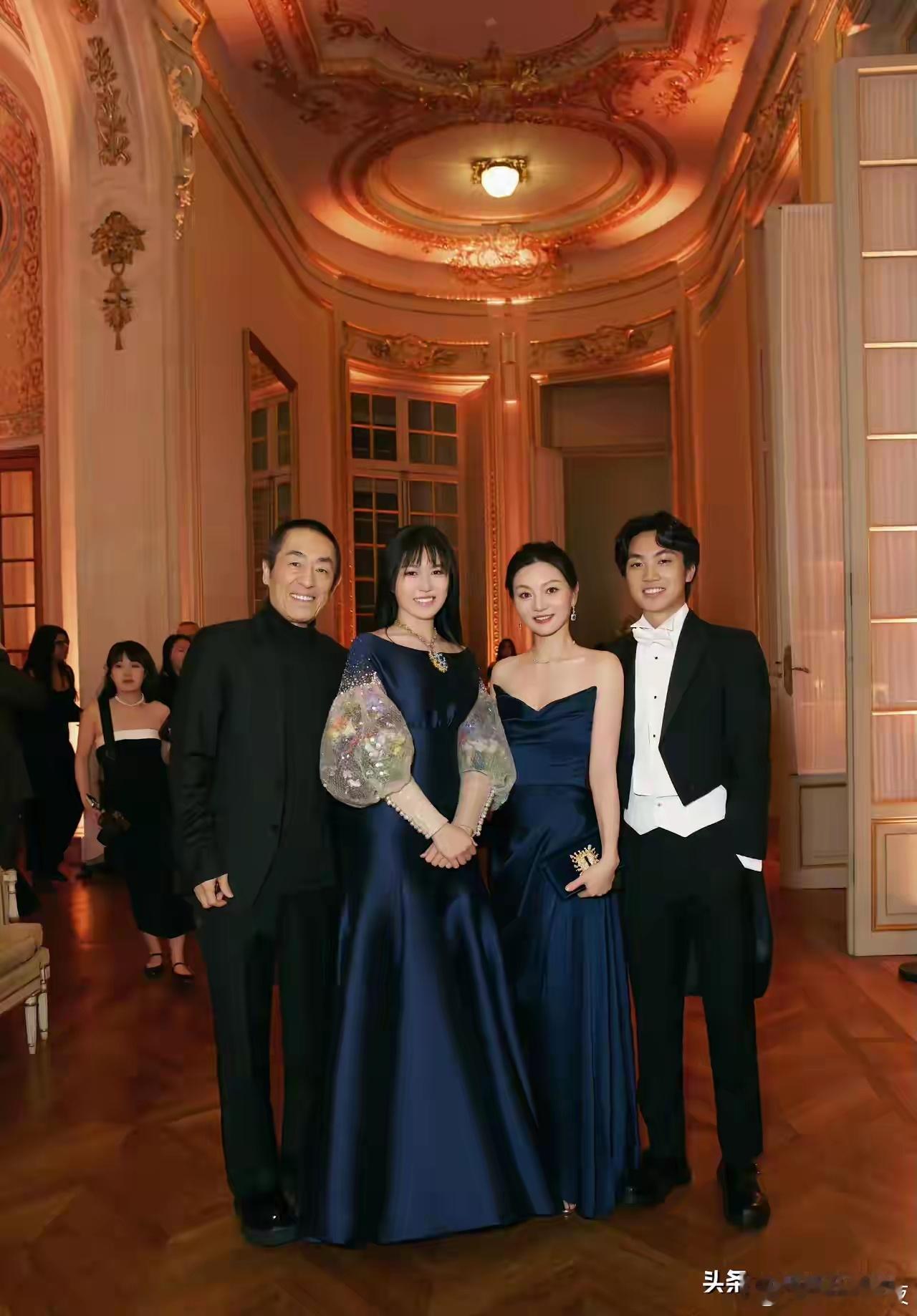 张艺谋的女儿看着比他老婆还年纪大妈妈显年轻，女儿显得太老气一双儿女颜值挺高的当初