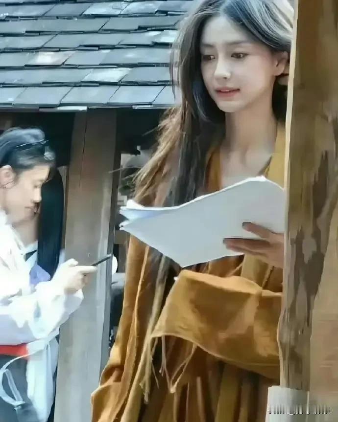 她虽然一个人，
但还是很漂亮，
说她演技可以，
说她丑就不行。