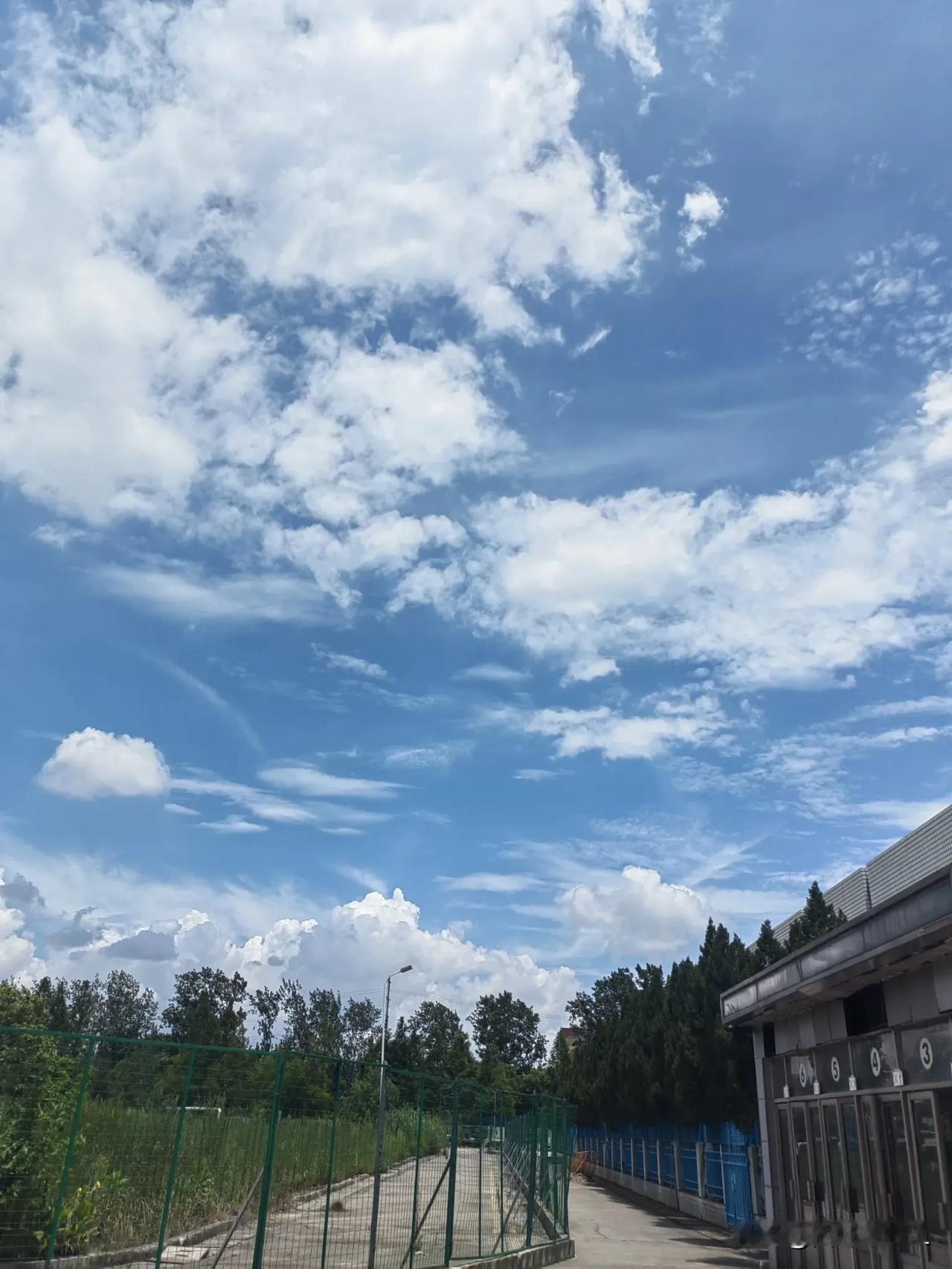 蓝天白云下的宁静时光，绿树掩映中的安详生活。