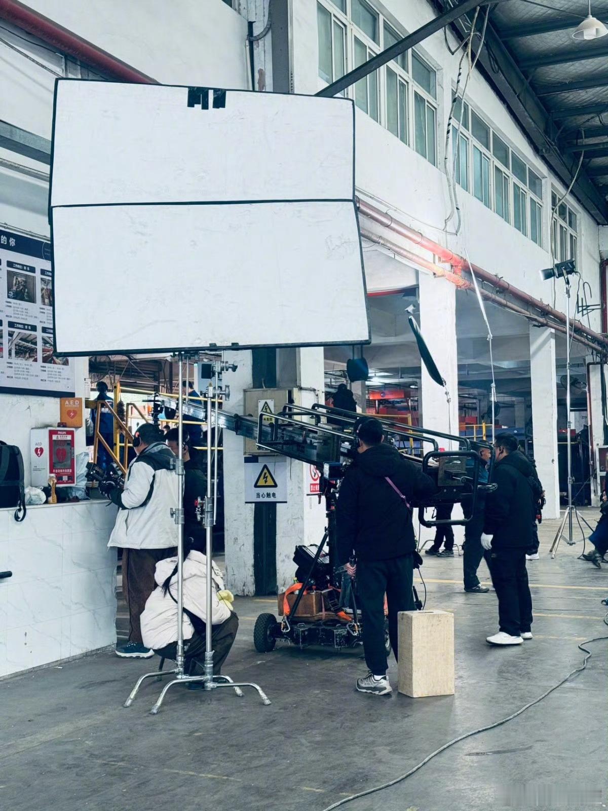 黄景瑜︱《赢风》︱路透讯息有人放图说中通总部为配合黄景瑜新剧拍摄把总部Logo改