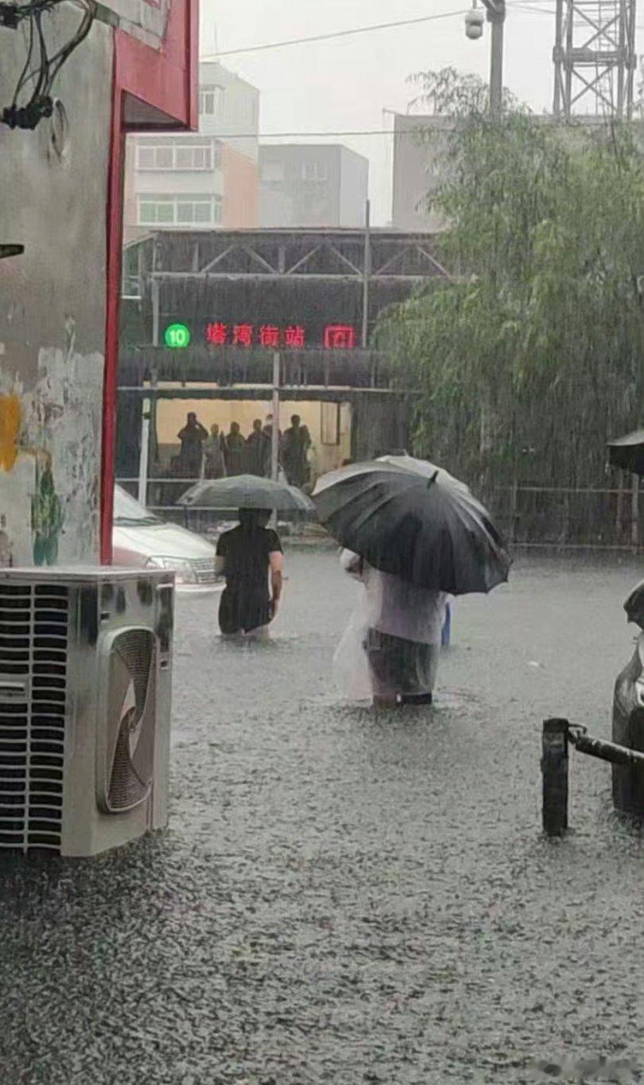 沈阳地铁9号线停运本来以为武汉这几天会看海的，结果没想到台风北上，河北东北都在暴