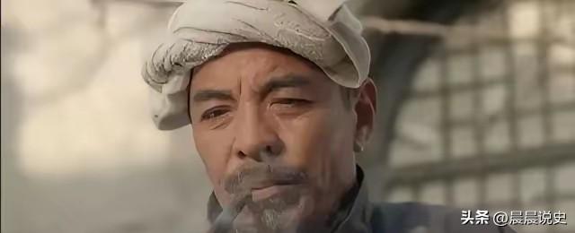 1942年，一老汉去给八路军送水时，半路上碰到了鬼子。他急忙挑着两桶水拐进了庄稼