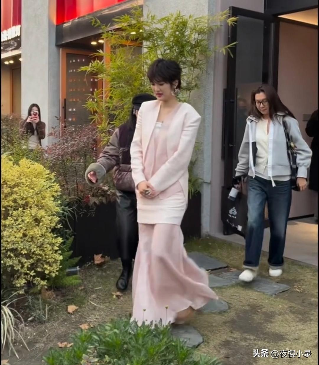 网友景德镇偶遇任正非女儿姚安娜，28岁的她，穿着绸缎粉裙，身材高挑，温婉大方！[