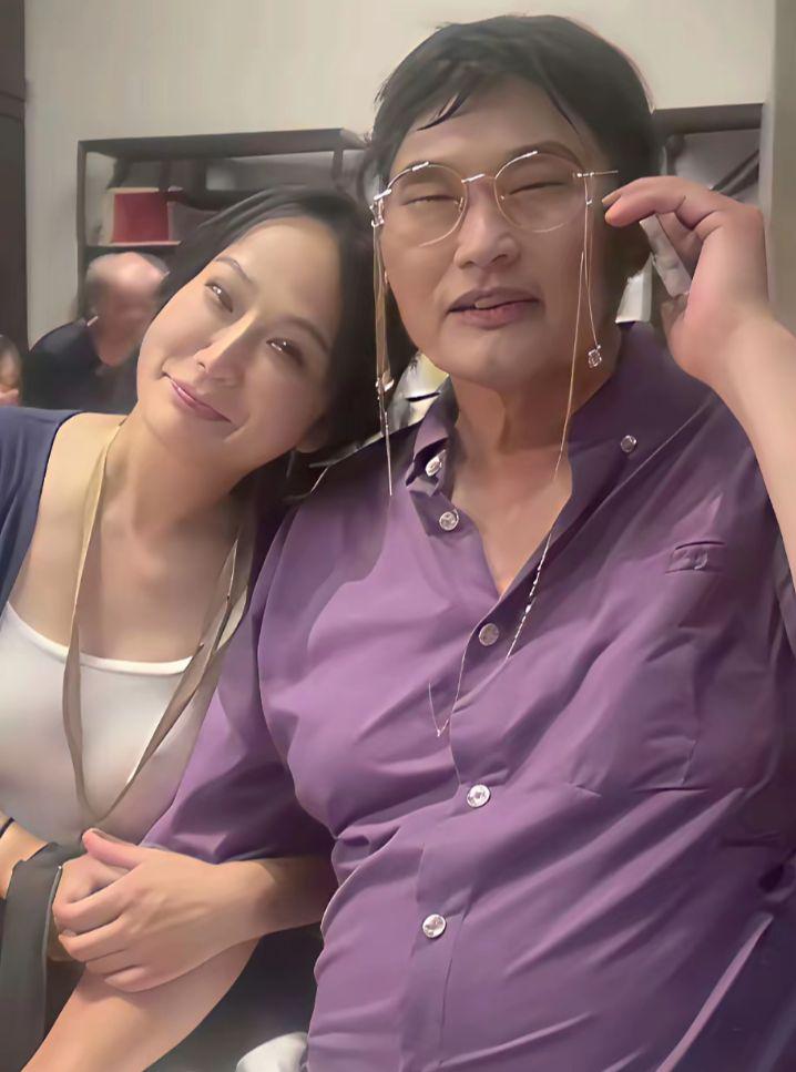 眼镜这东西谁戴谁秒变气质模样，不信你看，大衣哥朱之文身穿紫色衬衫，配上带吊坠链条