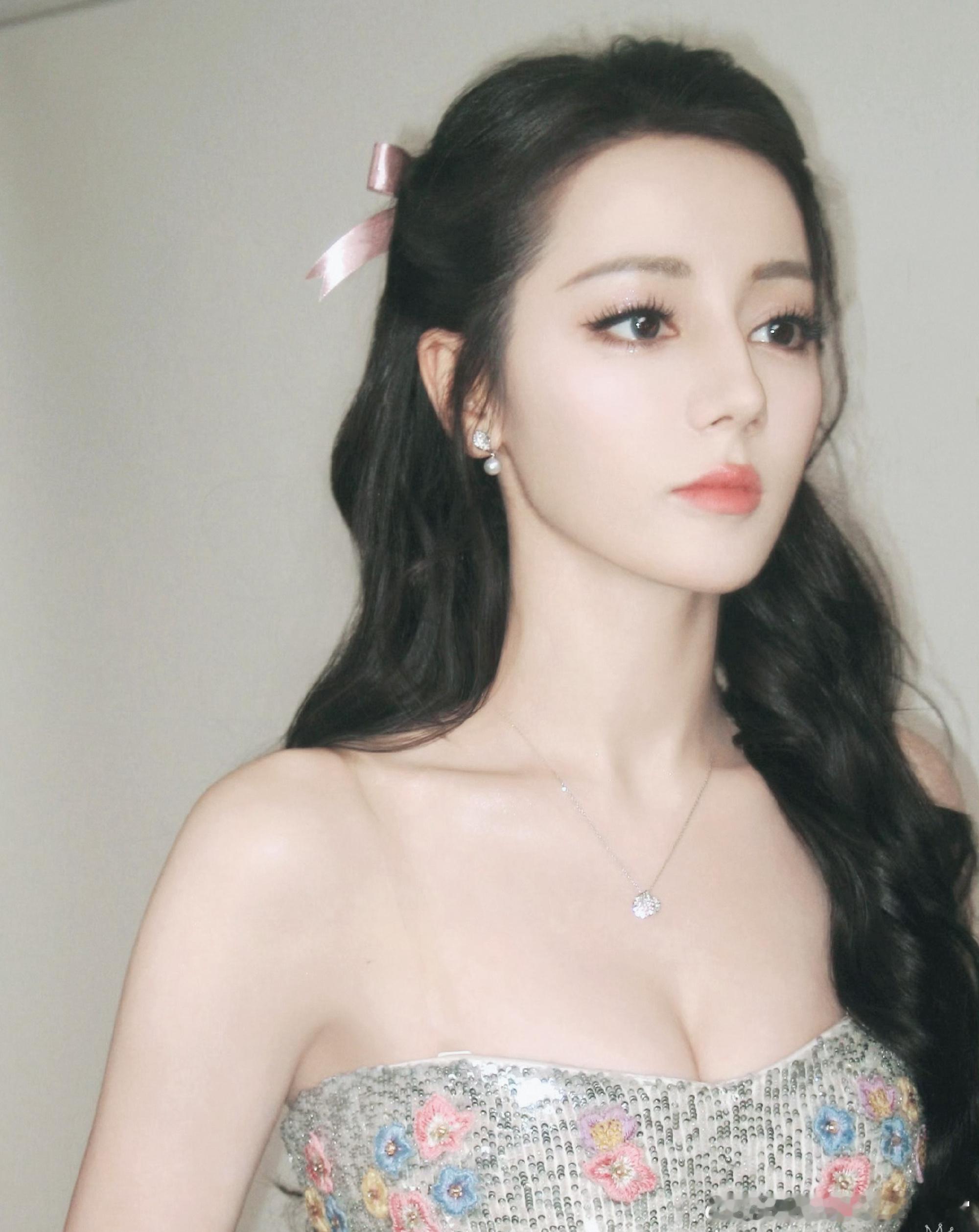 #迪丽热巴半扎发型# 迪丽热巴的半扎发型也太美了吧！她的发型总是能给人带来惊喜，