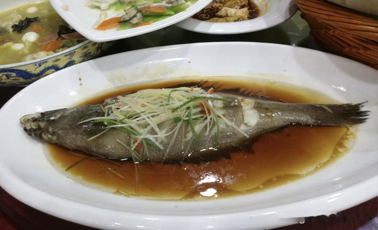 网上说鸦片鱼江苏人吃鱼身，浙江人吃鱼头。但是南通基本上都是一整条清蒸，而且是全鲜