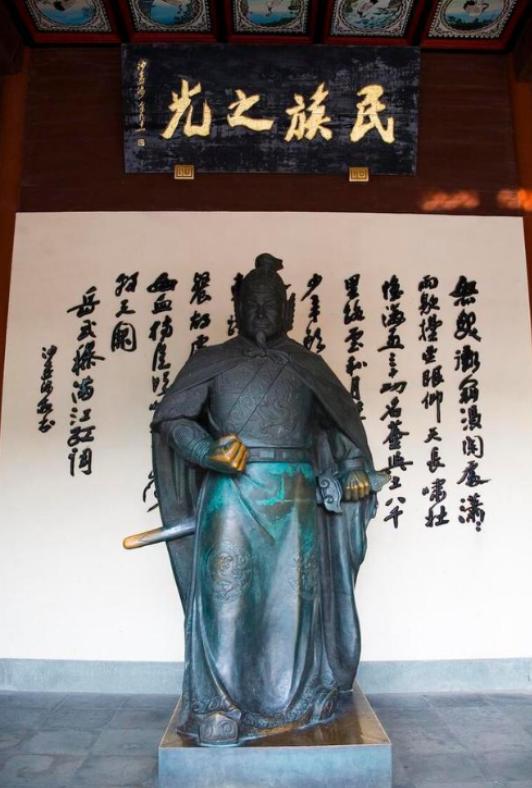 1981年，一老者途径阜阳，遇一农妇正准备剪一块纸片纳鞋底，突然，他发现纸上竟有