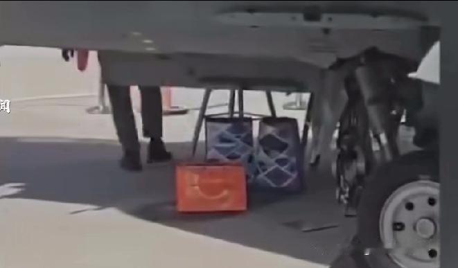 迪拜航展，印度“光辉”战机机身突然不停滴液体，地勤手忙脚乱找购物袋接，结果液体渗