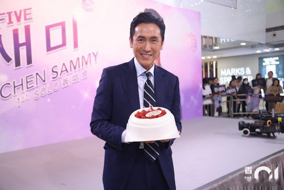 現年57歲的視帝馬德鐘向來Keep得極好，高大有型又靚仔的他可說是圈中的不老男神