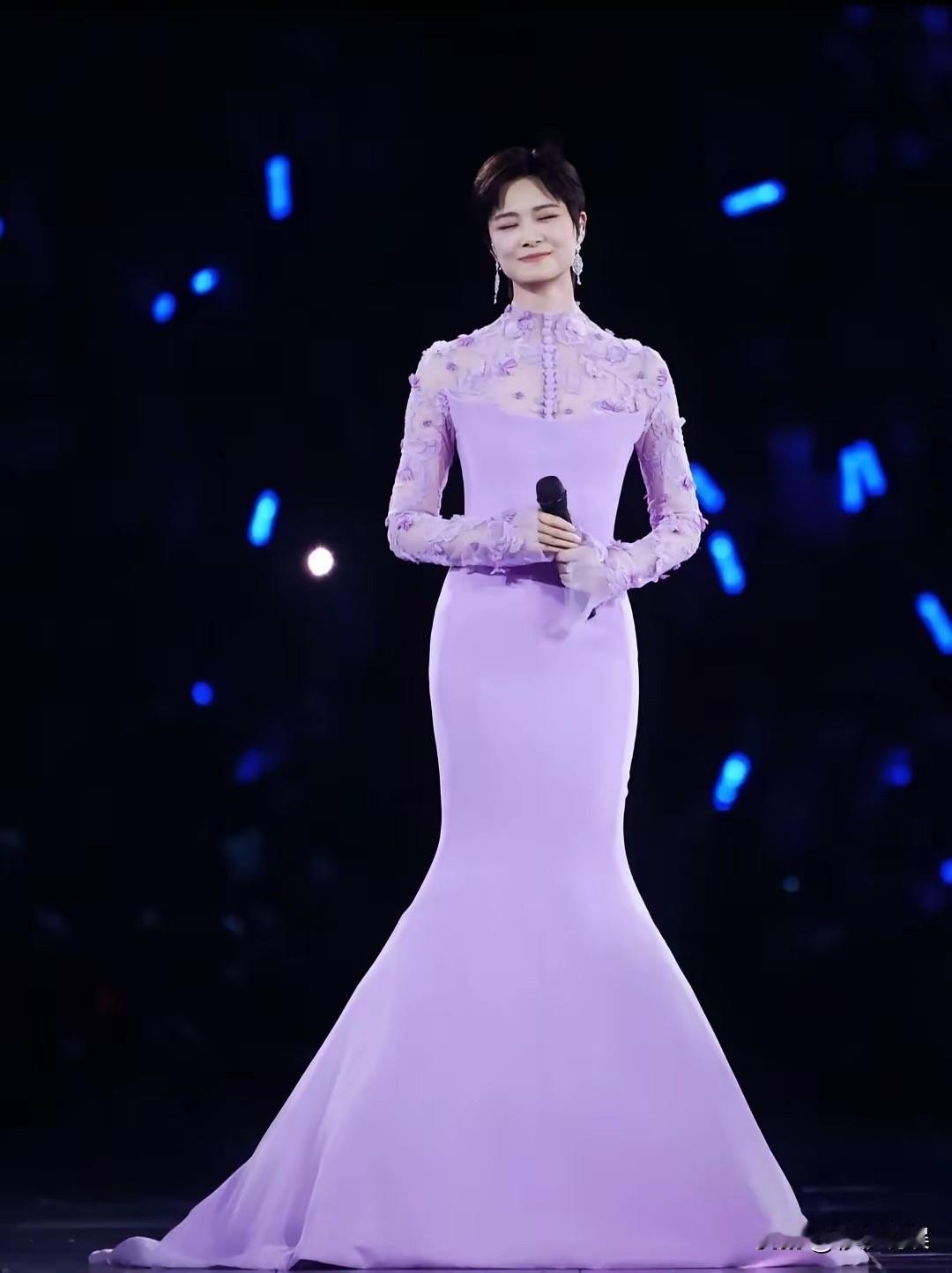 李宇春现在开始频繁穿裙子出席各种活动了。

她在2005年的《超级女声》中获得冠