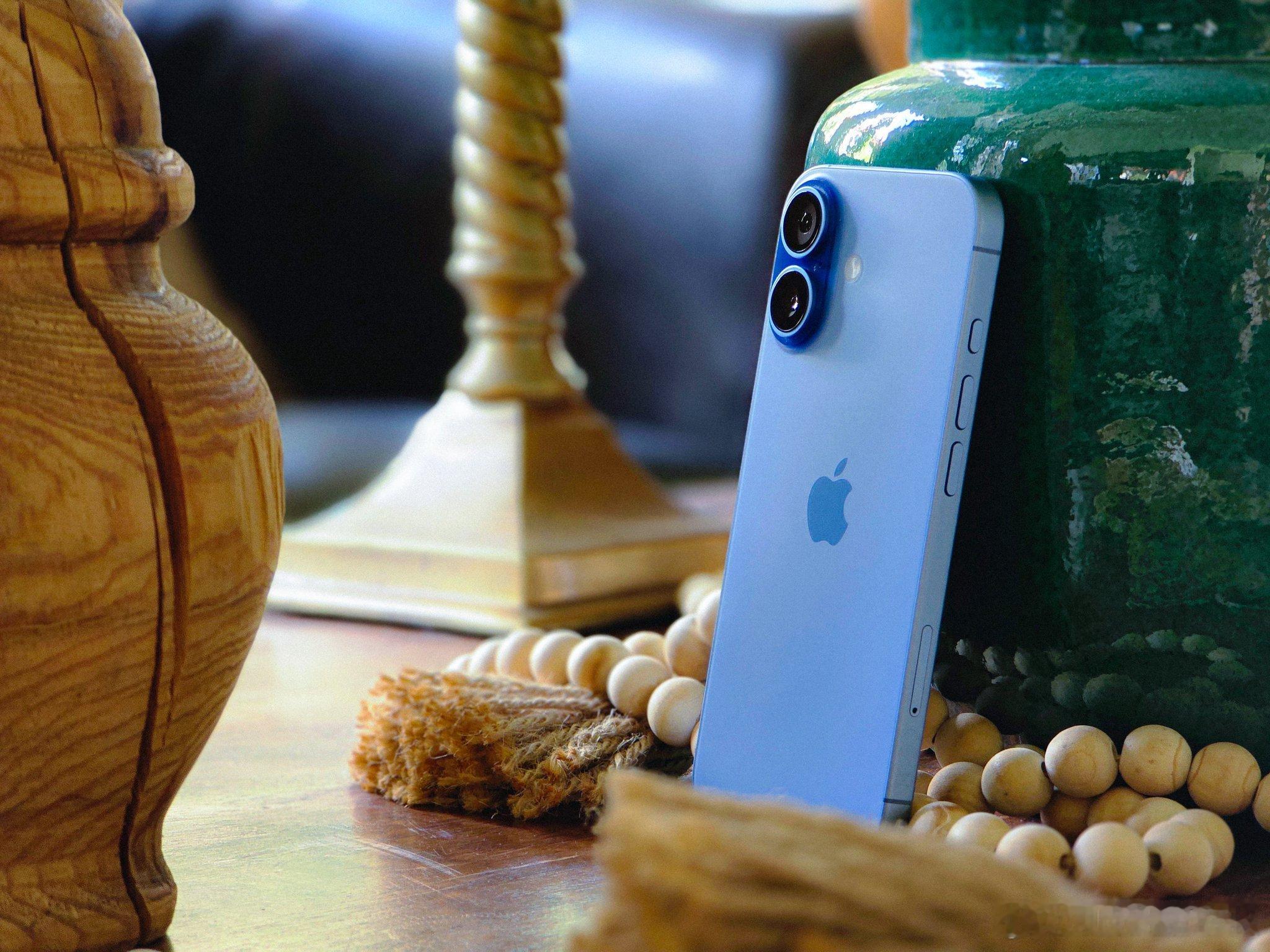 iPhone Pro有一个东西还是比不过标准版那就是把不同颜色融进磨砂玻璃的设计