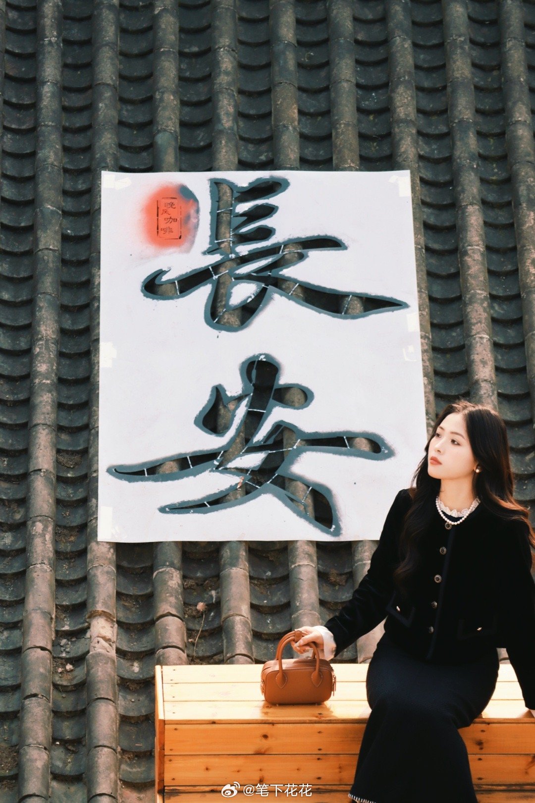 西安屋顶上的浪漫西安城墙旁的这家咖啡馆，独具特色，位于屋顶上，在这里，你可以一边