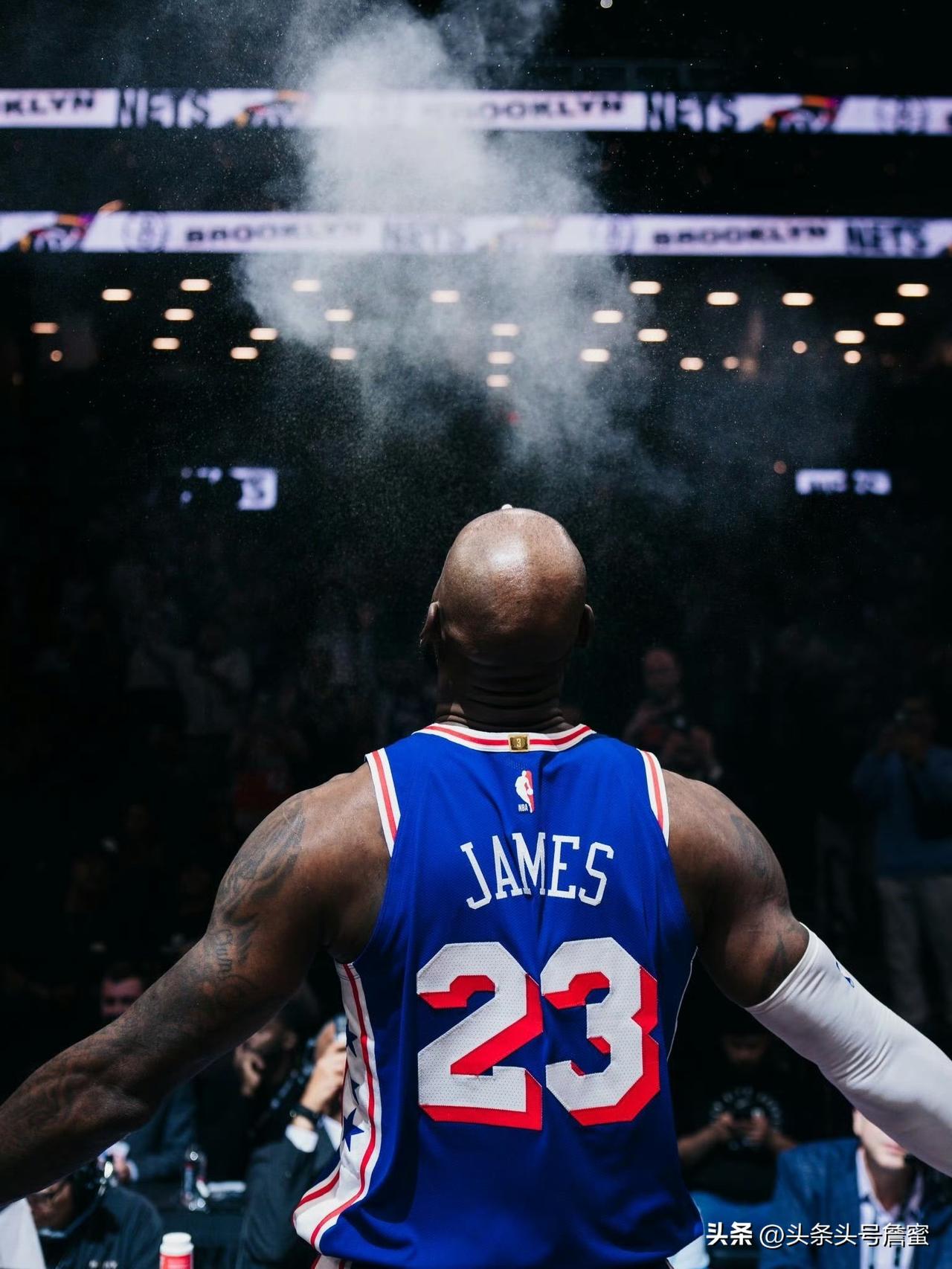 第 24 个赛季，历史第一人！

勒布朗・詹姆斯登场，正式成为 NBA 历史上首