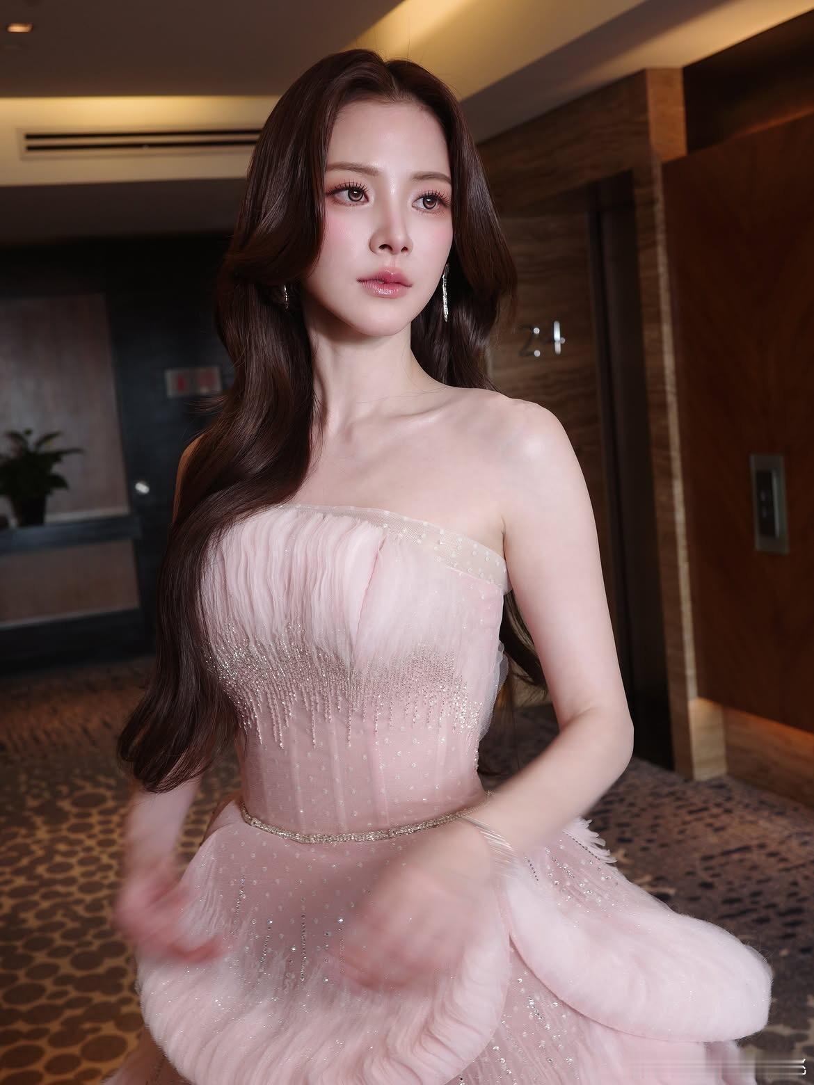 Baifern小水今晚身穿LIZ SHINE COUTURE【STARRY OC