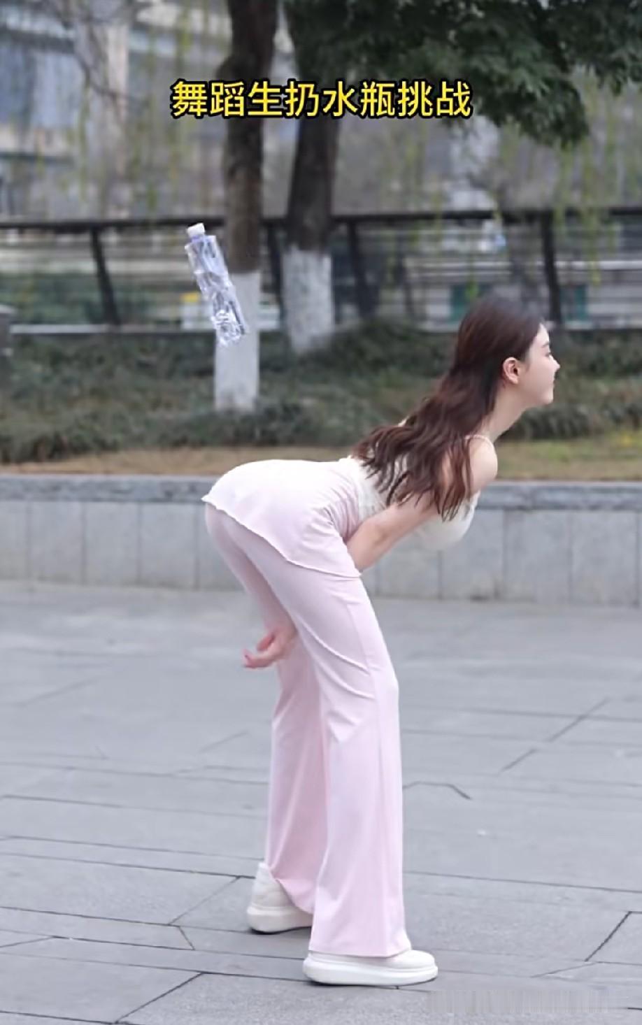 看着瓶子扔，也不一定能让瓶子立起来，还倒着扔！[捂脸]