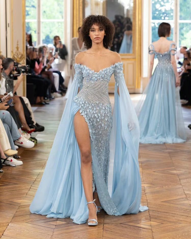 李沁蓝色亮钻开叉纱裙李沁蓝色高定李沁蓝色高定裙好美啊！亮钻造型好闪啊！ ​​​