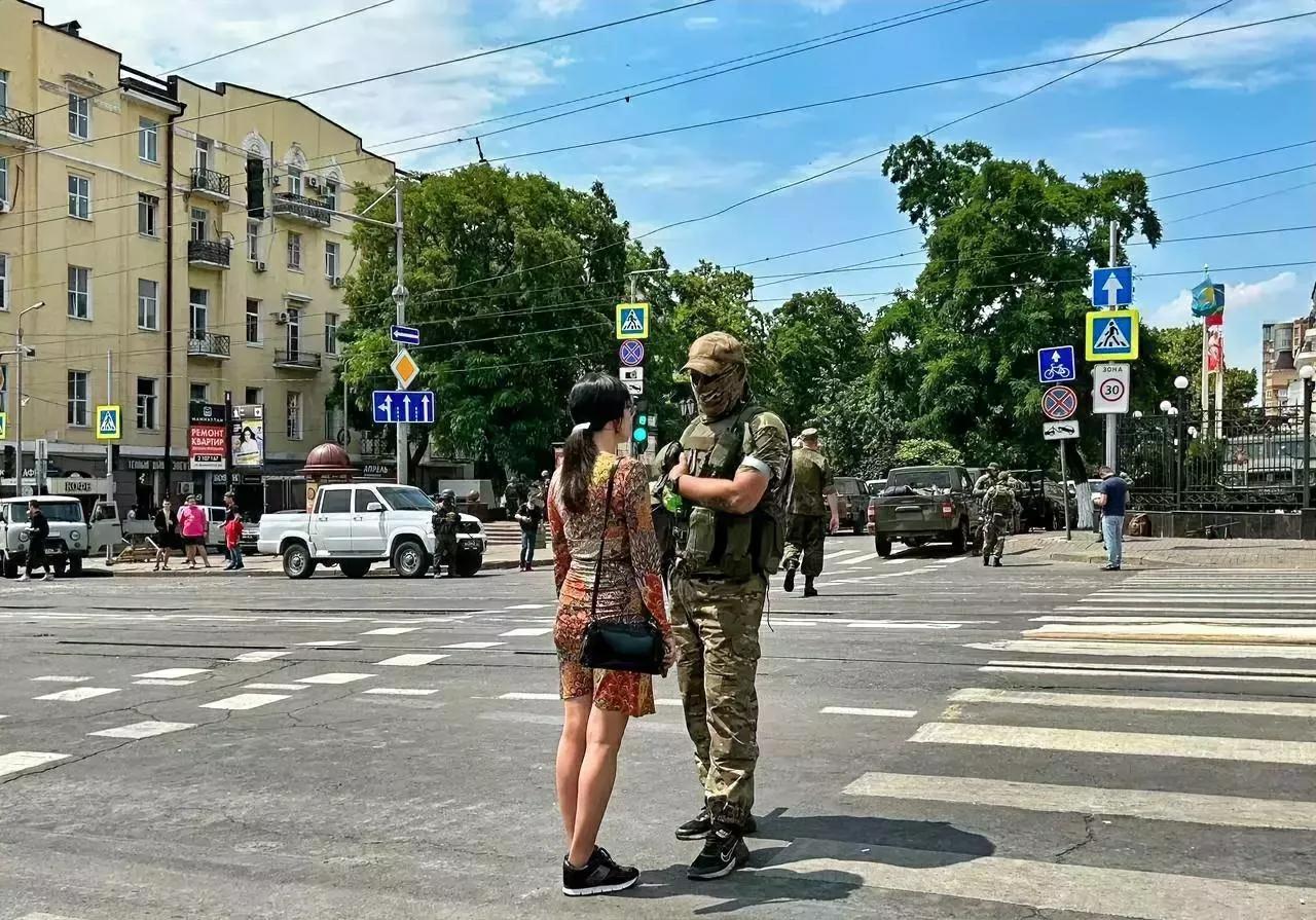 罗斯托夫妙龄女子依依惜别瓦格纳士兵
有缘分的人，短短的一天，也可以建立深厚的友谊