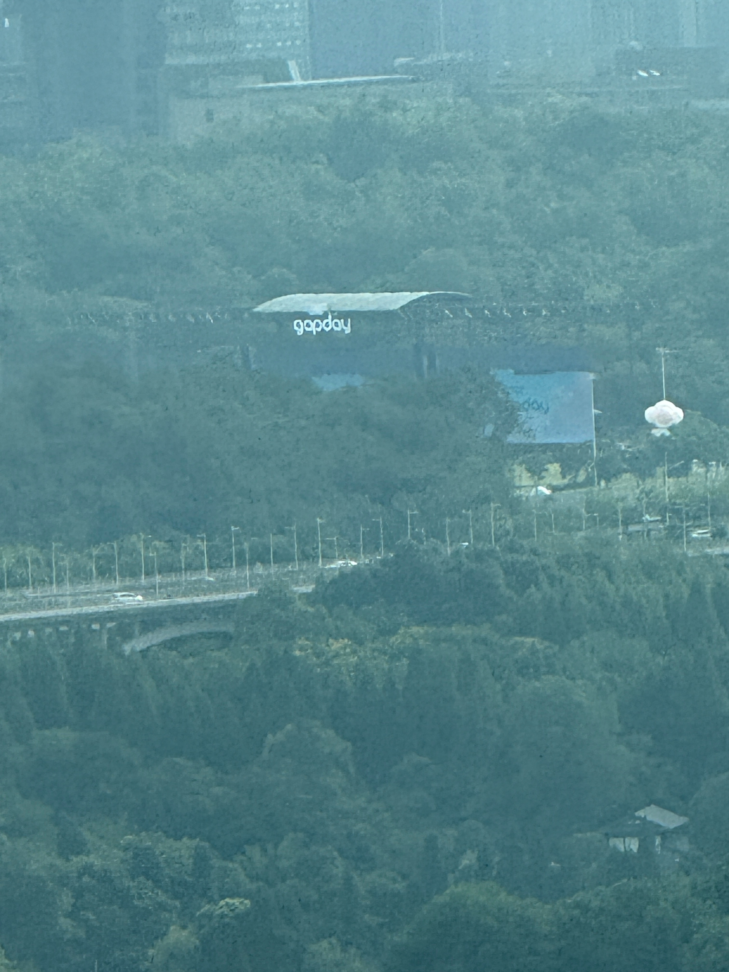 在酒店看到了音乐节场地