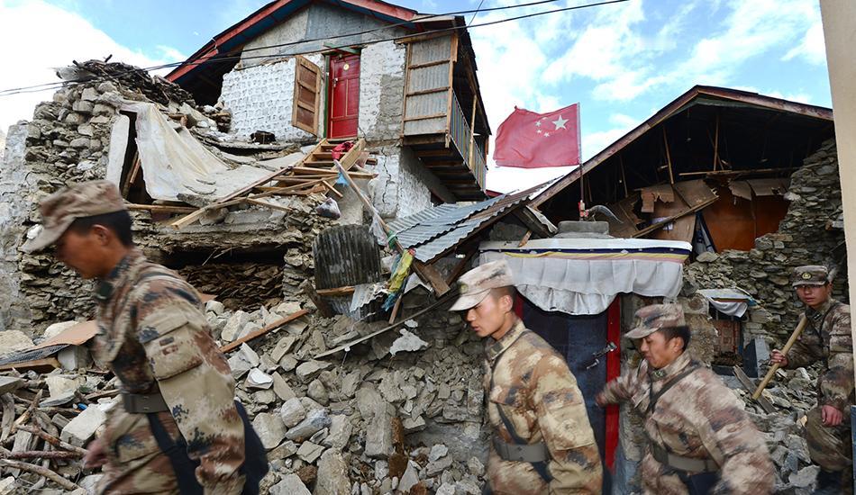 “泪目了”西藏地震，14岁男孩在搬运物资途中高举国旗，当记者问他“你为什么要一直