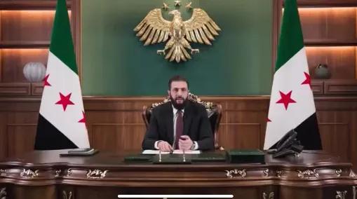 朱拉尼后面的背景板上面怎么有一只老鹰？其实叙利亚的国徽上面就有老鹰。这等于向美国