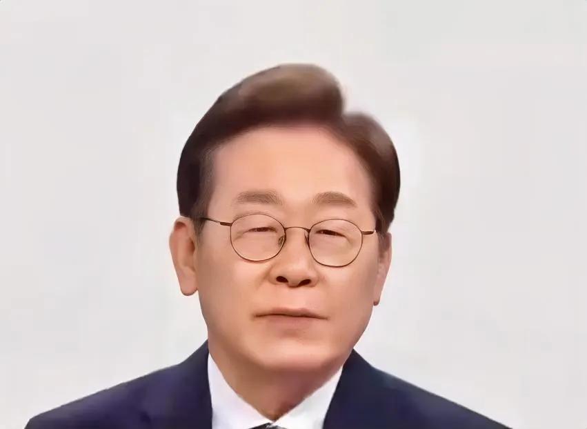 从小学文凭到总统，李在明的逆袭剧本，一次次让人瞠目结舌，他的人生，像不像开了挂的
