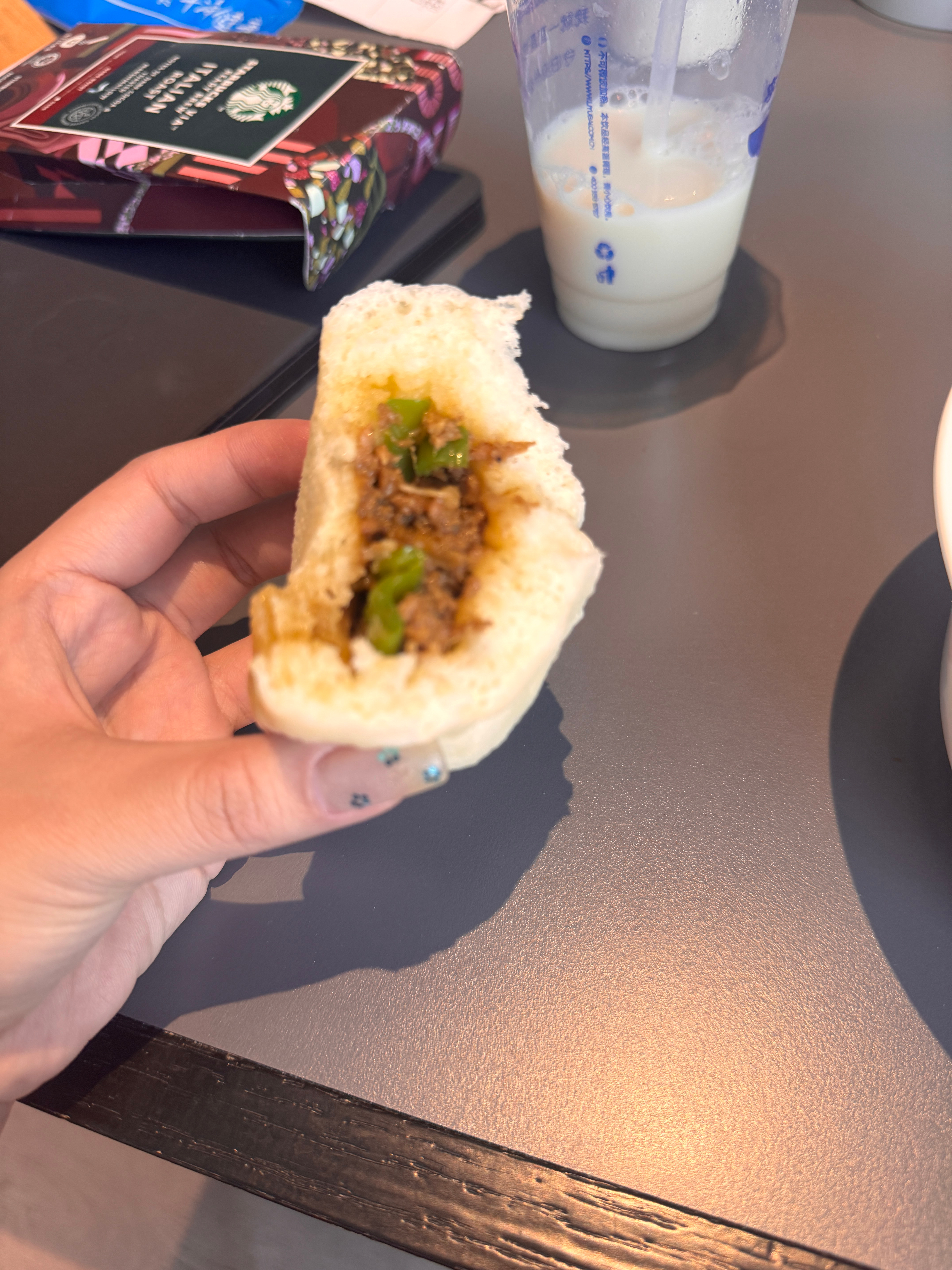 早吖[微风]今天在上海点的早餐好吃诶！李与白 他们家的包子和豆浆肉包都是非遗的[