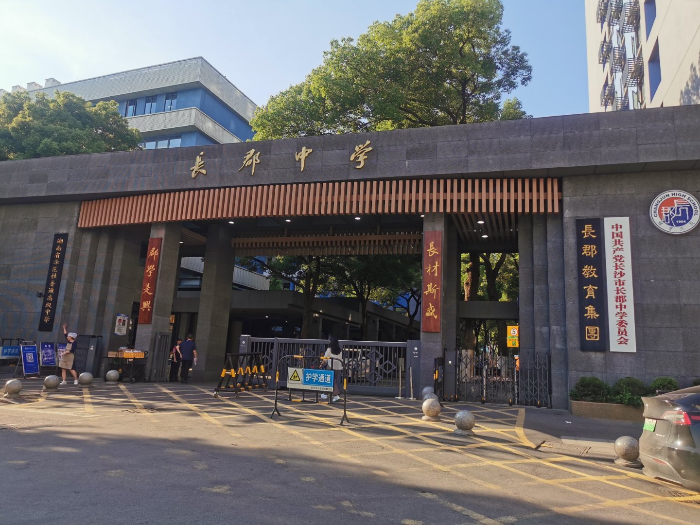 小时候看的影视剧多少能接触到一些历史和文化内容。现在杨紫的剧很多也有传承，国色芳