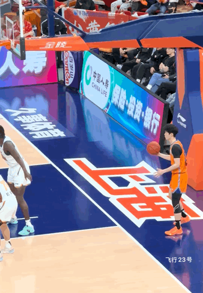 篮下两度失手，王哲林的尴尬时刻！

在CBA赛场，王哲林作为内线核心，曾多次在关