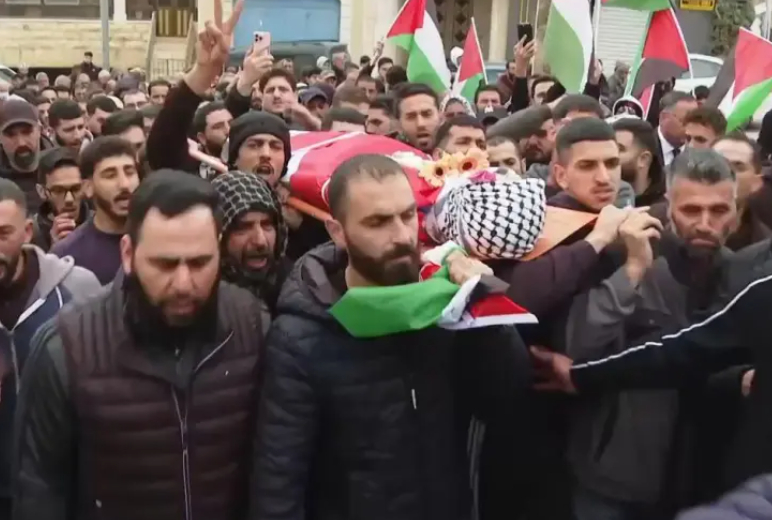 在被占领的约旦河西岸，犹太殖民者在军队鼓舞下开枪打死19岁的美籍巴勒斯坦男子加沙