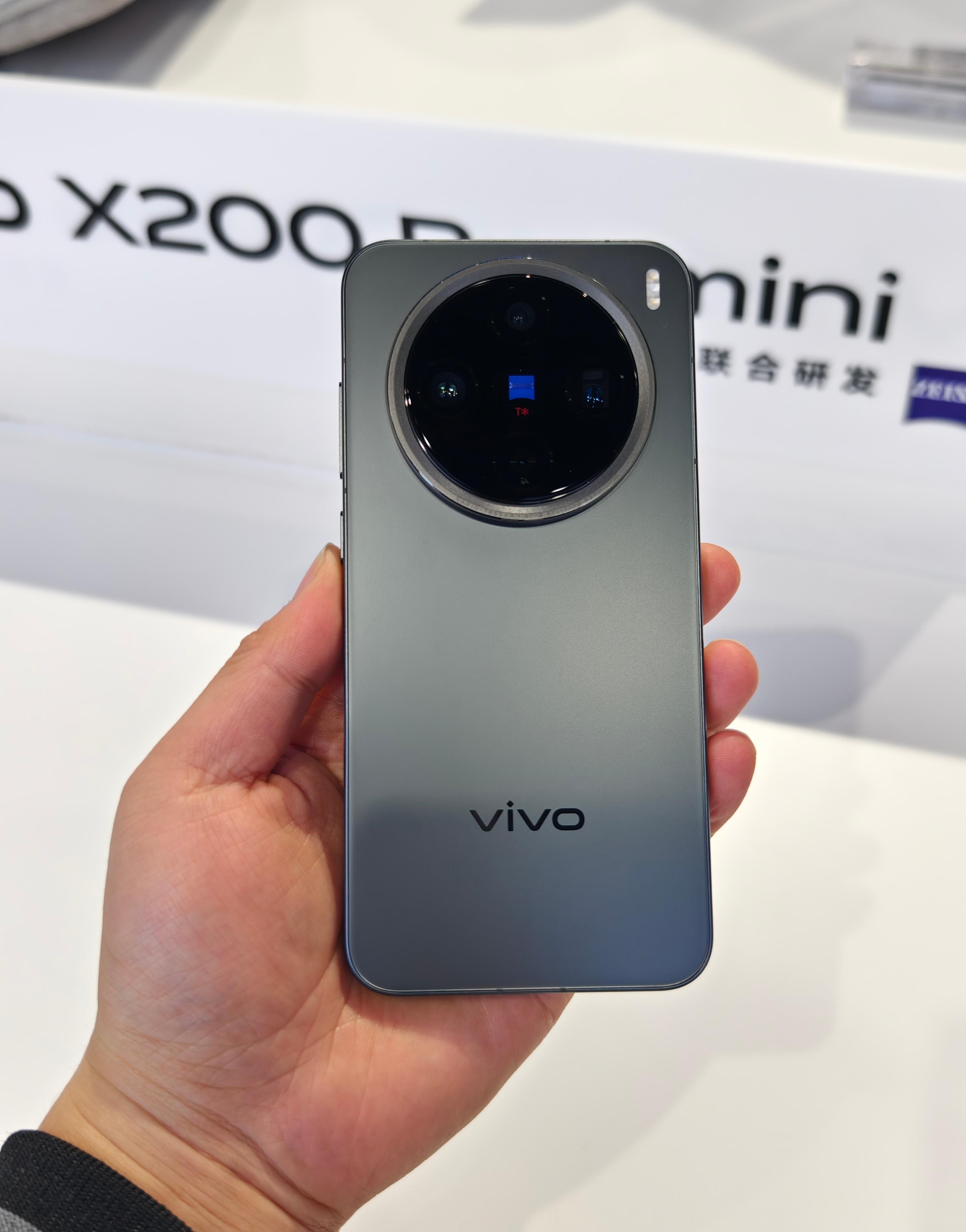 #vivoX200Promini# 替大家试了，手感是真的好，小身板大能量。很多