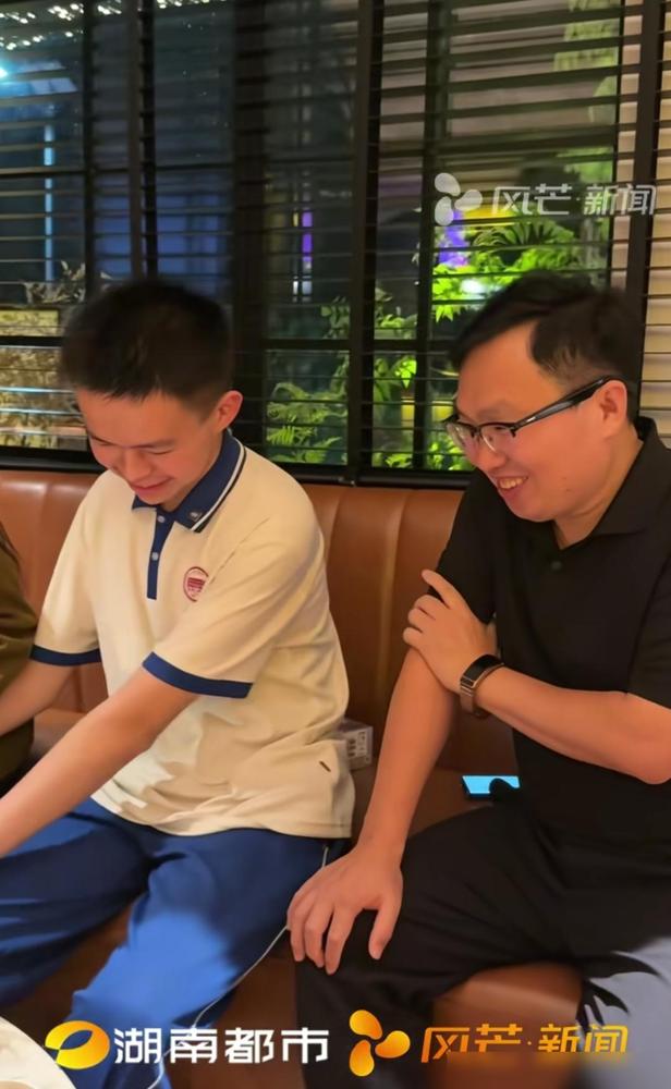 洪战辉告诉贺永辉只有自己努力才是根

贺永辉感觉这次高考没有发挥好，不太有把握。