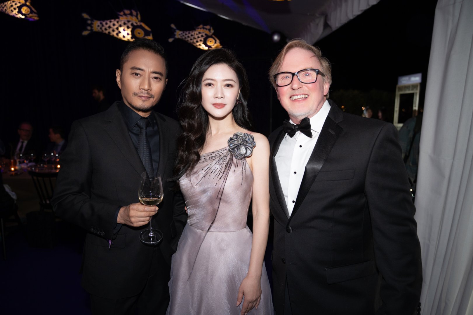 戛纳电影节“中国电影之夜”红毯，田海蓉一袭淡紫色长裙亮相，优雅又带点小清新，状态