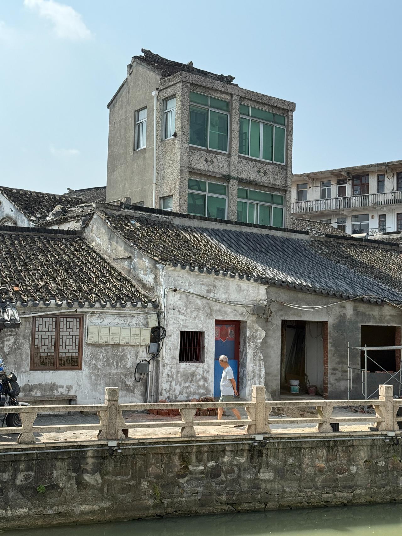 在太湖边，发现一座真正能 “回到三十年前”、可触可感的老镇。
这里是江苏宜兴周铁